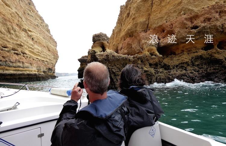 广东两女子坐海中礁石拍照被海浪拍倒，为何此前事故频发还起不到警示作用？游戏画面